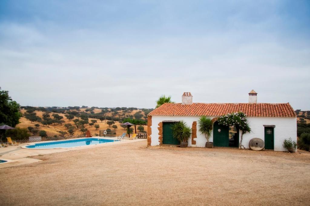 Monte da Corte Ligeira in the open countryside near Beja