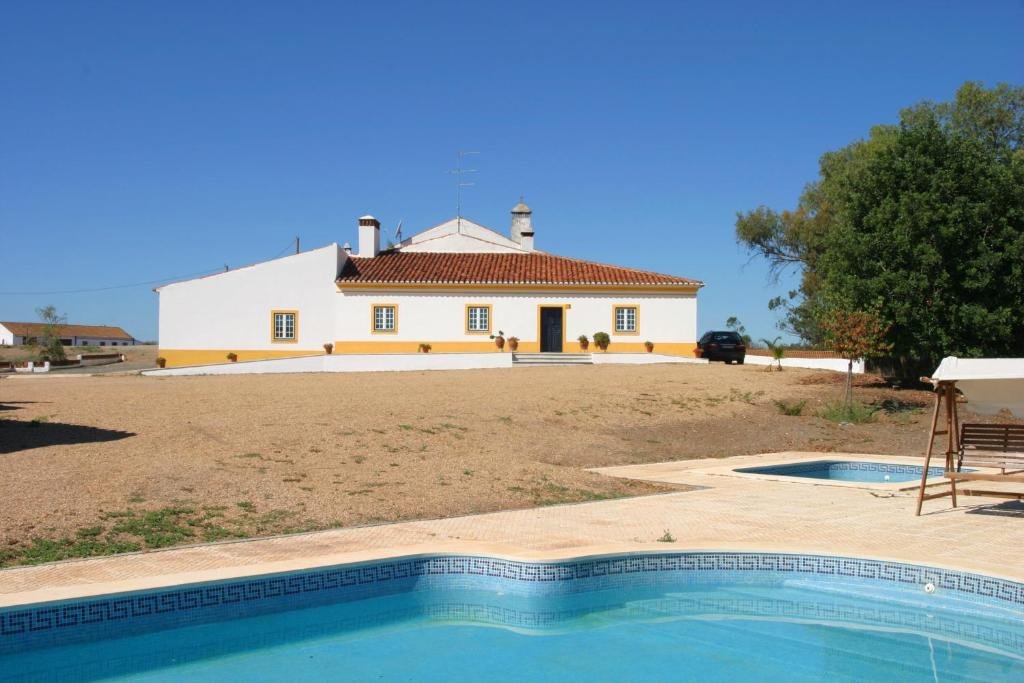 Monte da Corte Ligeira, traditional whitewashed country house and swimming pool in Cabeça Gorda